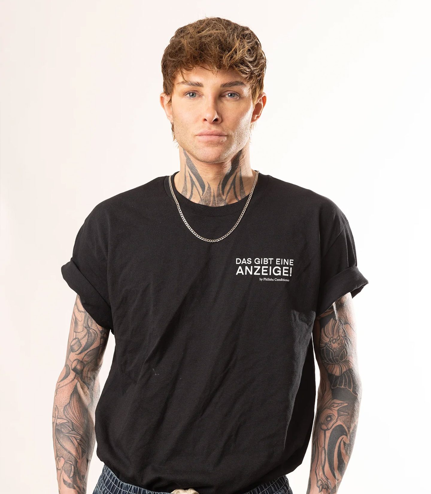 Model im schwarzen Shirt „Das gibt eine Anzeige!“